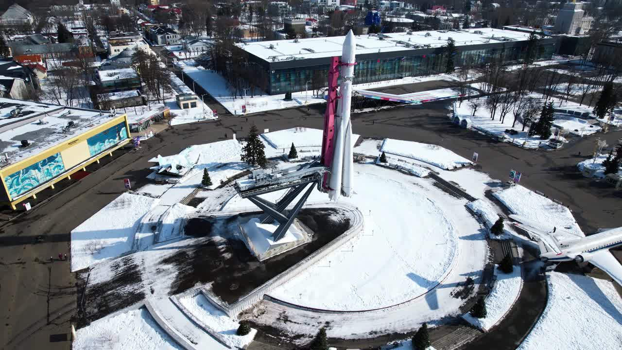 눈 인 도시 공원 에 있는 우주 로켓 기념물 의 공중 사진