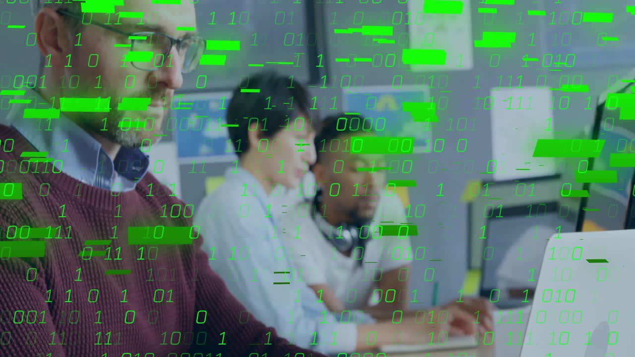 animación de procesamiento de datos de codificación binaria sobre diversas personas de negocios en la oficina.