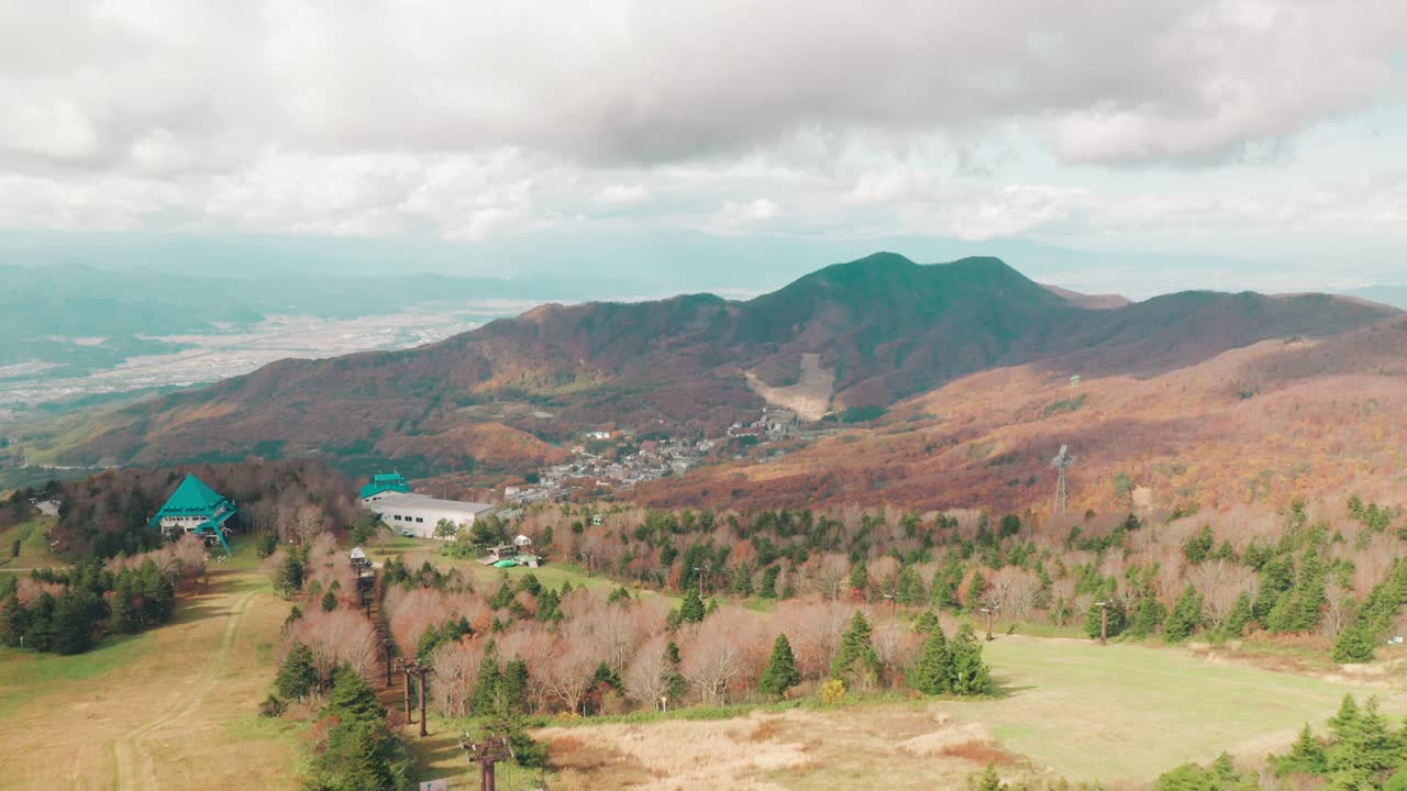 hermoso paisaje de zao onsen con vista a la estación del teleférico con vista a los árboles de montaña en colores de otoño - otoño en la ciudad de yamagata, japón - antena