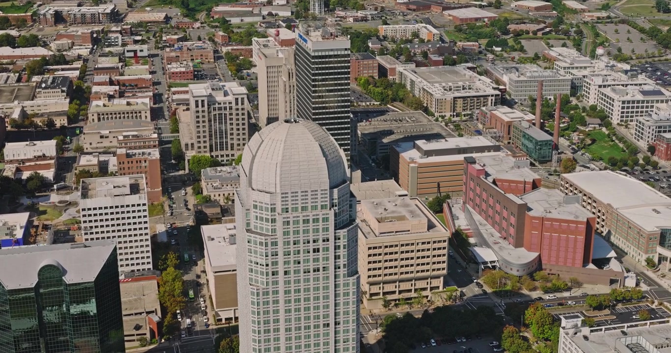 Winston-Salem, Carolina do Norte, Aérea v11, sobrevoo panorâmico sobre o centro e Bailey Park com o horizonte da cidade ao fundo - Filmado com Inspire 3 8k - 1º de outubro de 2023