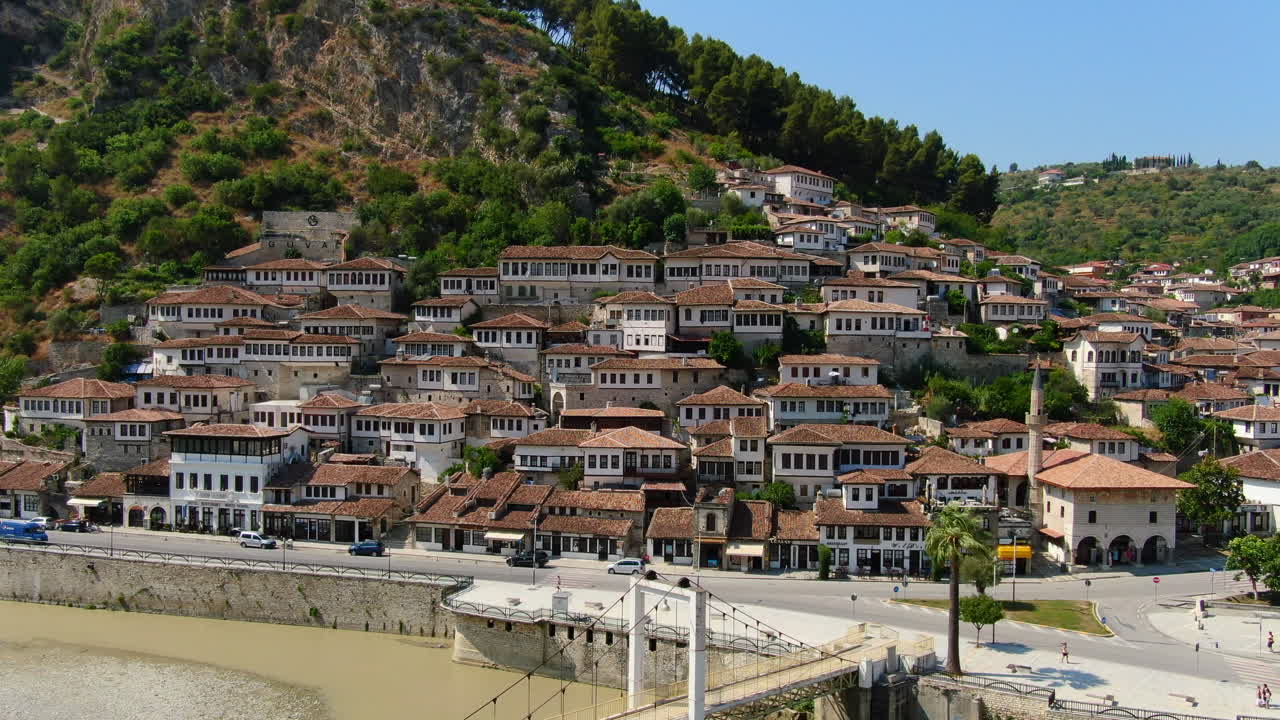 dron view 4k de berat, albania, la ciudad de las mil ventanas