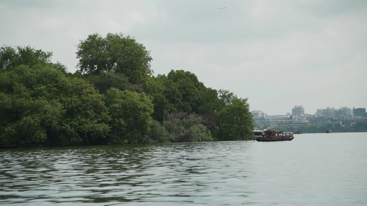 중국 서호에서 본 관광 보트와 항저우 시