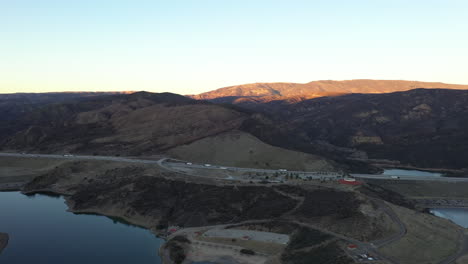 Los-Coches-Viajan-Por-La-Carretera-Interestatal-5-Junto-Al-Lago-Pyramid-En-El-Paso-Tejon