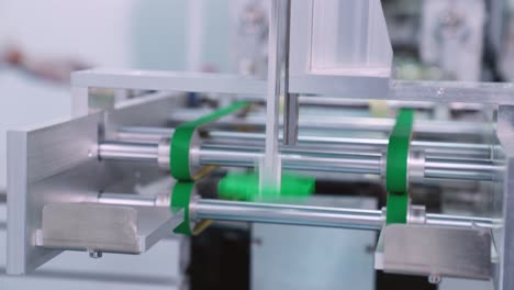 línea de producción de máscaras faciales en una fábrica moderna