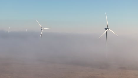 Nebliger-Bodennebel-Umgibt-Einen-Windpark-Während-Der-Frühen-Morgendämmerung