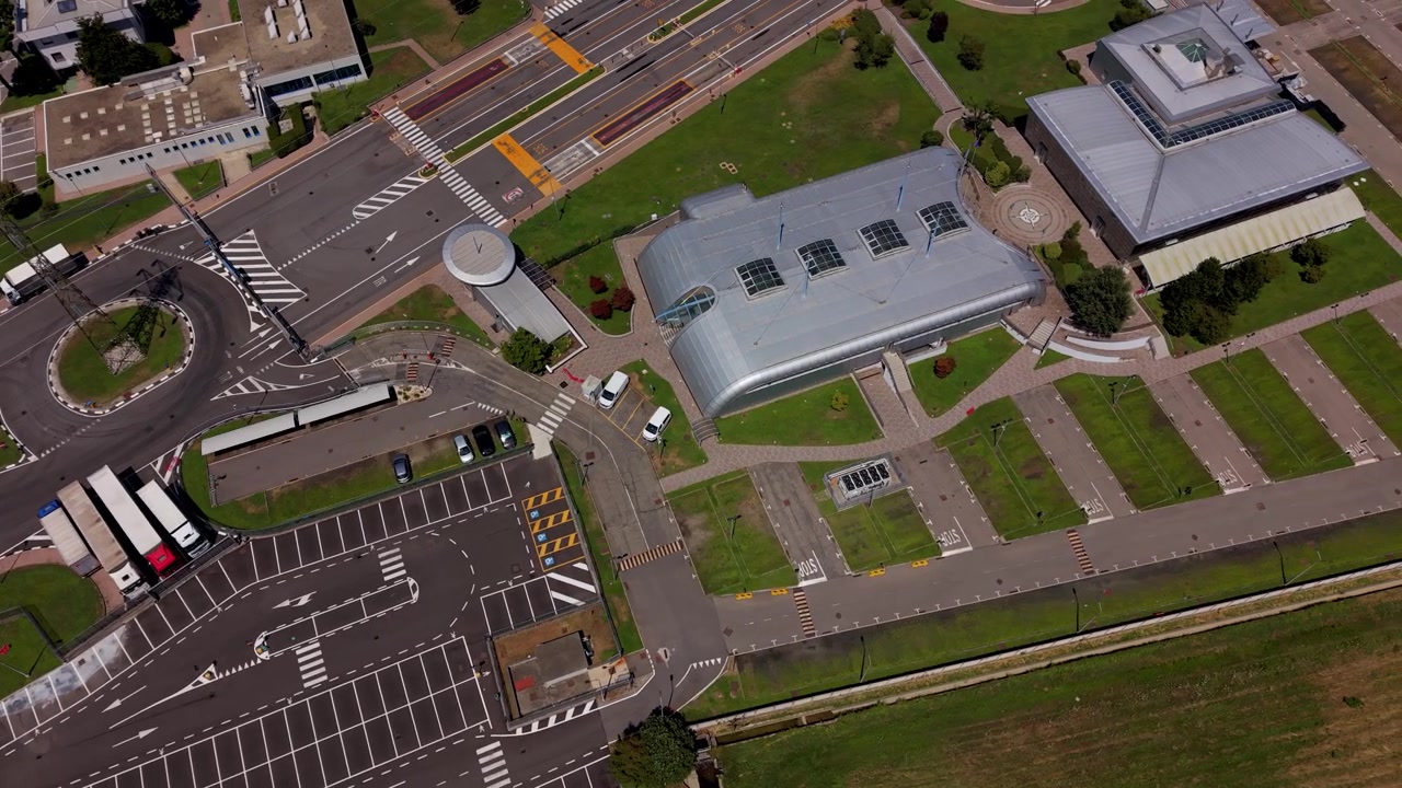 Fabriks parkeringsindgang med industrielle adgangsveje set fra luften