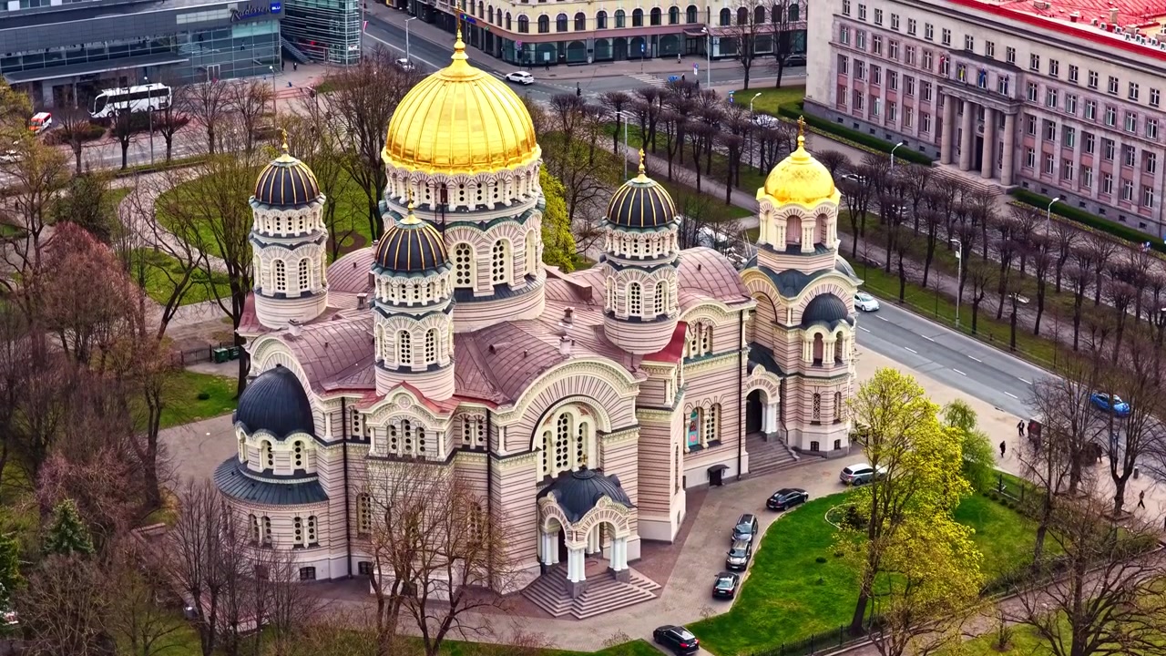 Majestosa Catedral Ortodoxa da Natividade de Cristo em Riga com cúpulas douradas em um parque da cidade.