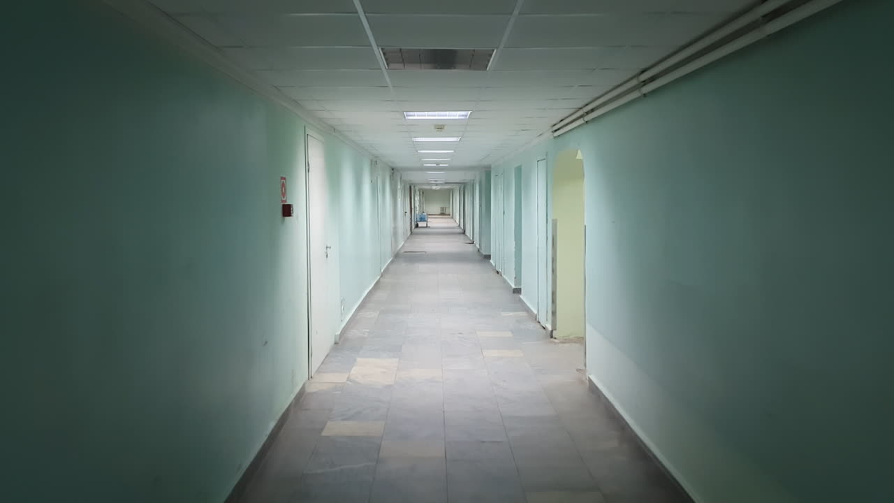 un disparo de steadicam de un pasillo verde con un piso de piedra