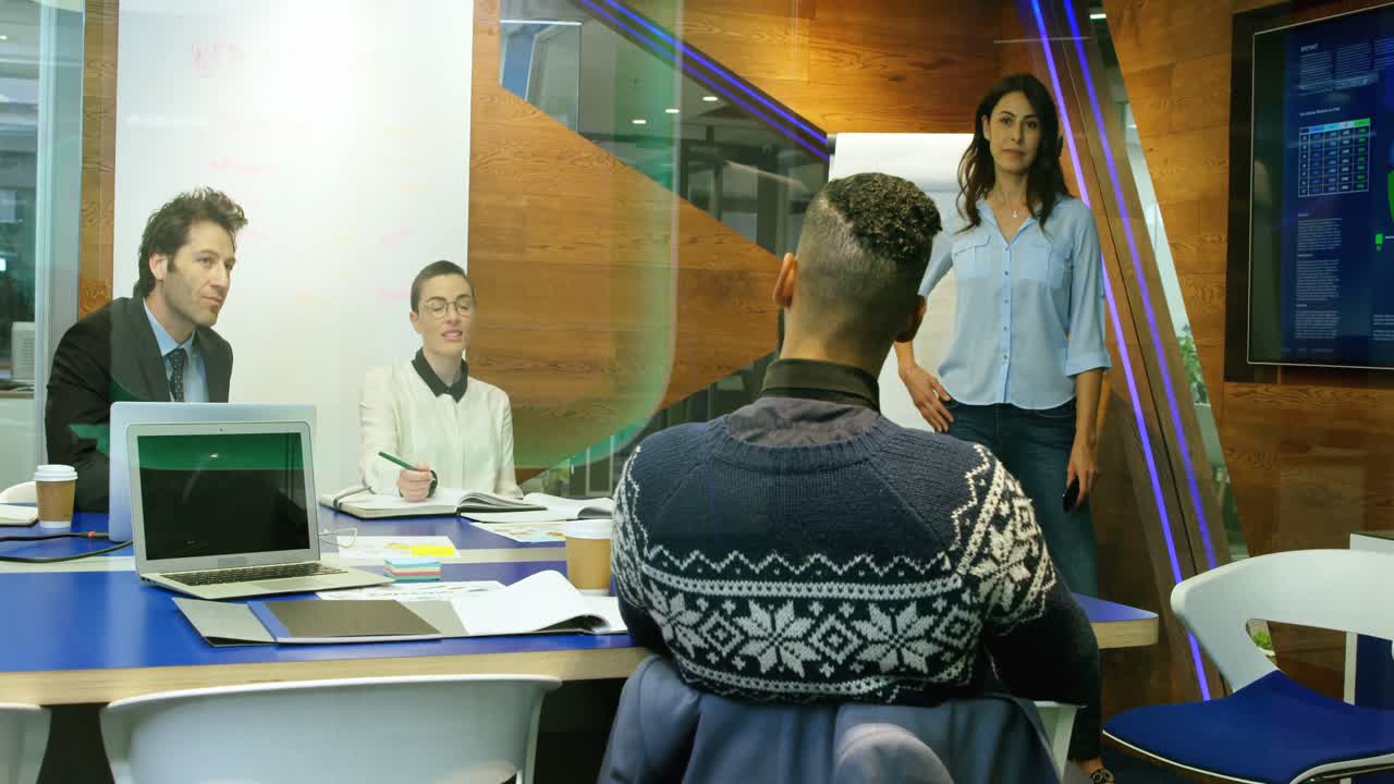 ejecutivos discutiendo en la pantalla en la sala de conferencias 4k