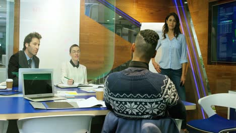 ejecutivos discutiendo en la pantalla en la sala de conferencias 4k