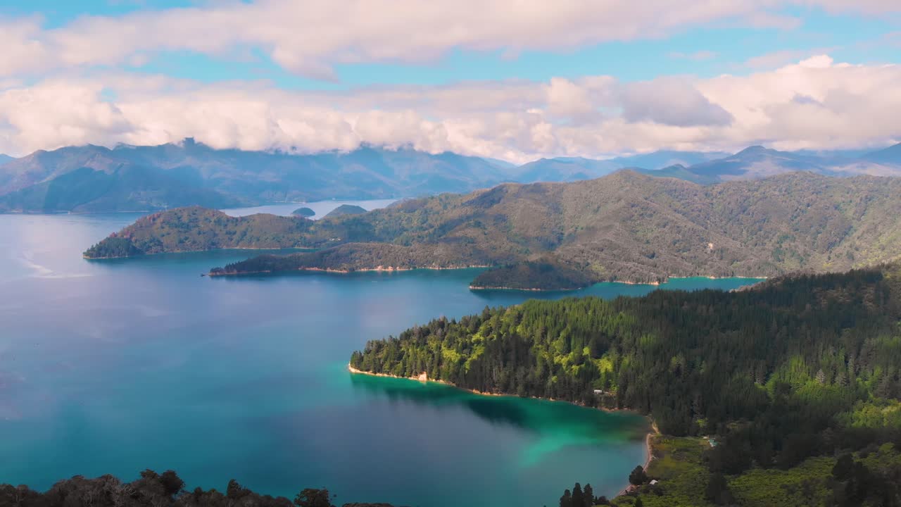 Vista panoramica di una splendida baia verde a Marlborough Sounds, Nuova Zelanda.
