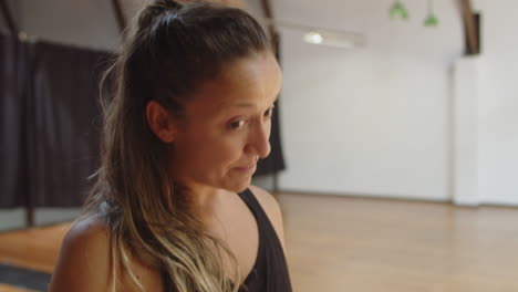 primer plano de una profesora sonriente dirigiendo una clase de baile