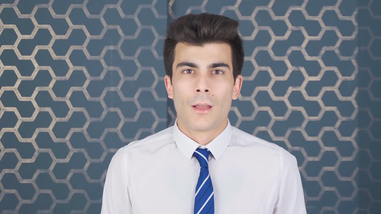 혼란스러운 사무실 직원이 카메라를 쳐다보고 있습니다.