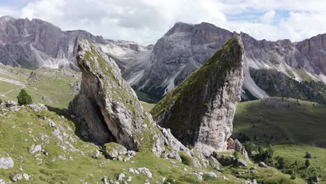 vista aérea cinematográfica de dolomitas italianas, picos gemelos de la órbita pieralongia