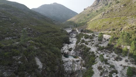 vista aérea de arriba hacia abajo de un desfiladero con arroyos en el parque nacional geres