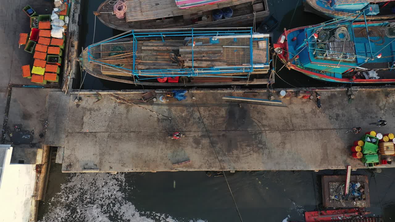 vista aérea de un puerto pesquero muy ocupado