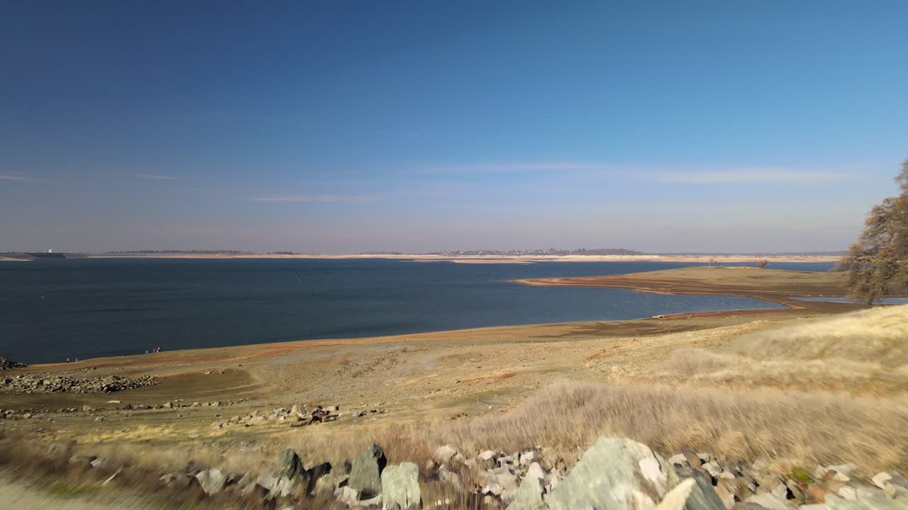 비행 중간에 큰 호수를 향해 날아가며 해안선의 좋은 전망을 얻기 위해 오른쪽으로 회전합니다.