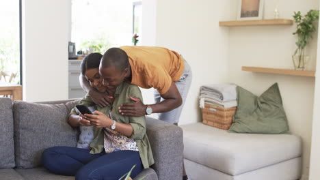 Una-Joven-Pareja-Afroamericana-Disfruta-Del-Momento-En-El-Sofá