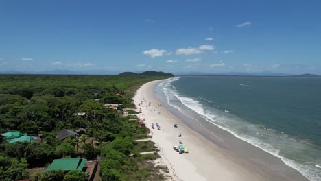 imagen aérea panorámica de las playas y el bosque, isla do mel, paraná, brasil