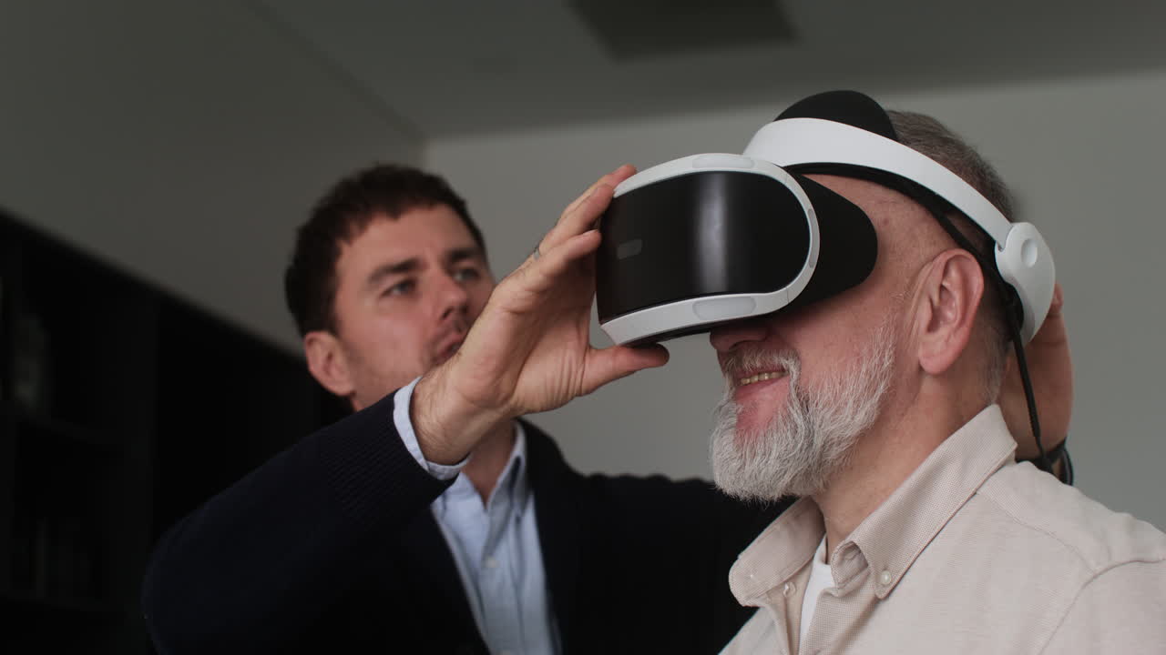 가상 안경을 사용하는 고령자의 가까운 모습