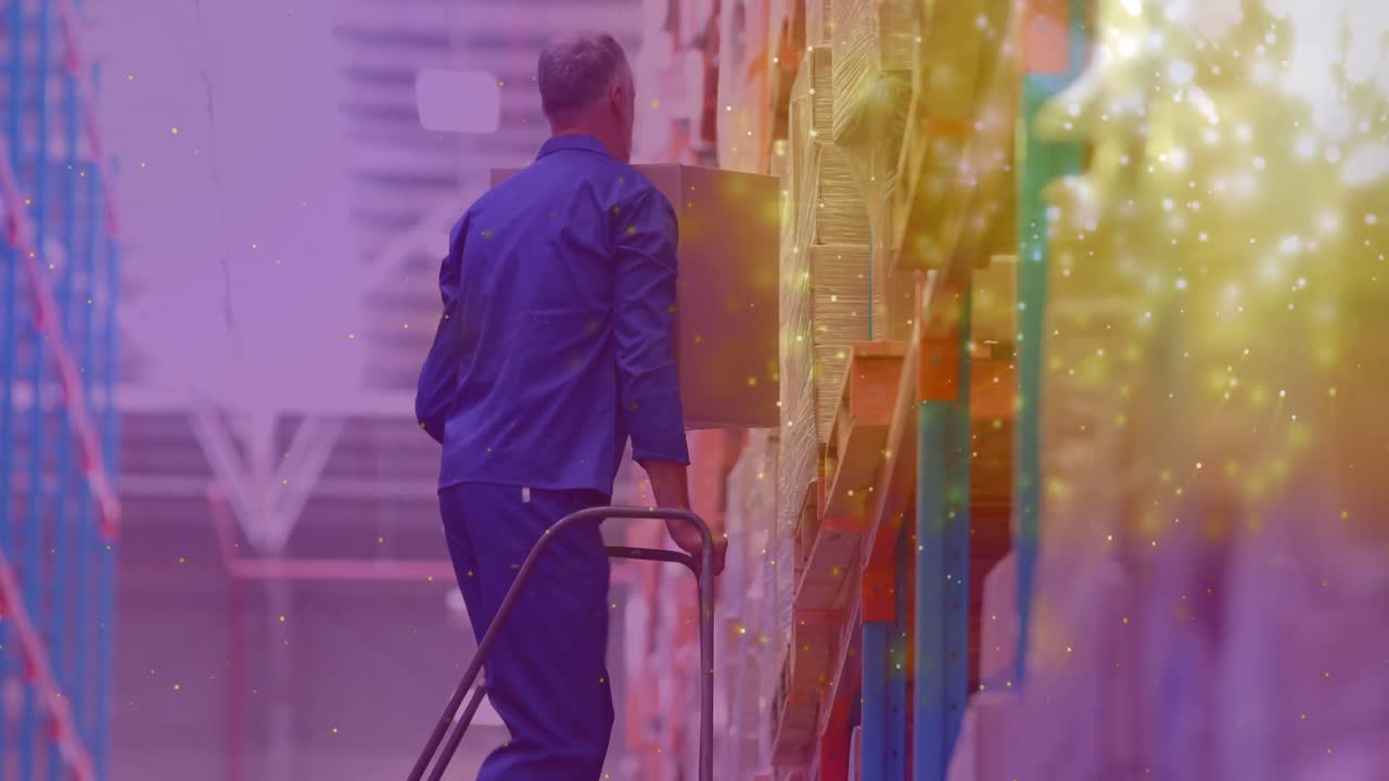 창고에서 일을 하는 백인 남자의 상자를 들고 있는 빛의 반 ⁇ 이는 점들의 애니메이션,