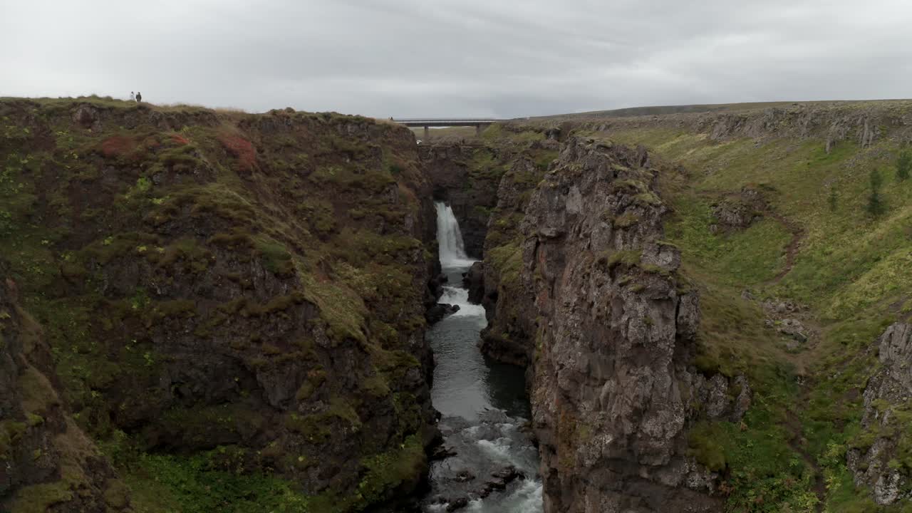volando sobre el cañón kolugljufur hasta la pintoresca cascada en el norte de islandia