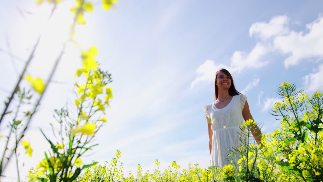 팔 을 펴고  ⁇  에 서 있는 행복 한 젊은 여자