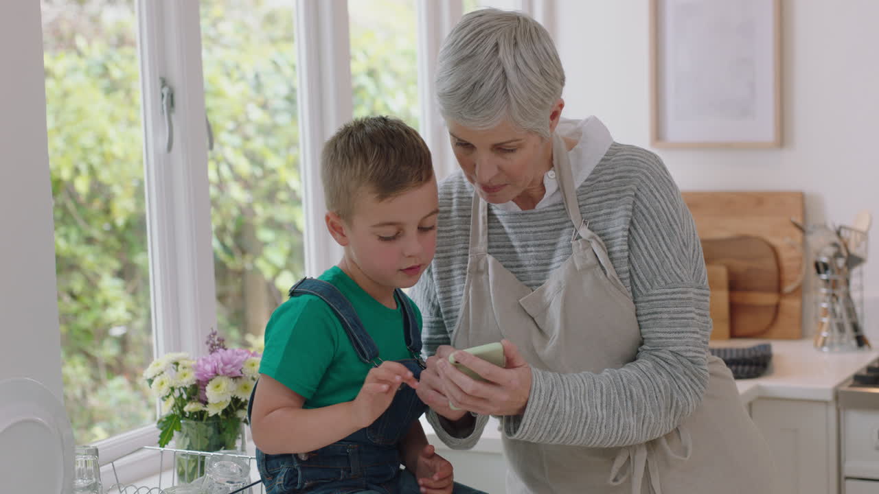 niño feliz mostrando a la abuela cómo usar el teléfono inteligente enseñando a la abuela tecnología moderna niño inteligente ayudando a la abuela con el teléfono móvil en casa