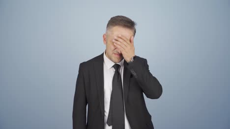 el hombre de negocios recibe malas noticias y se enoja.