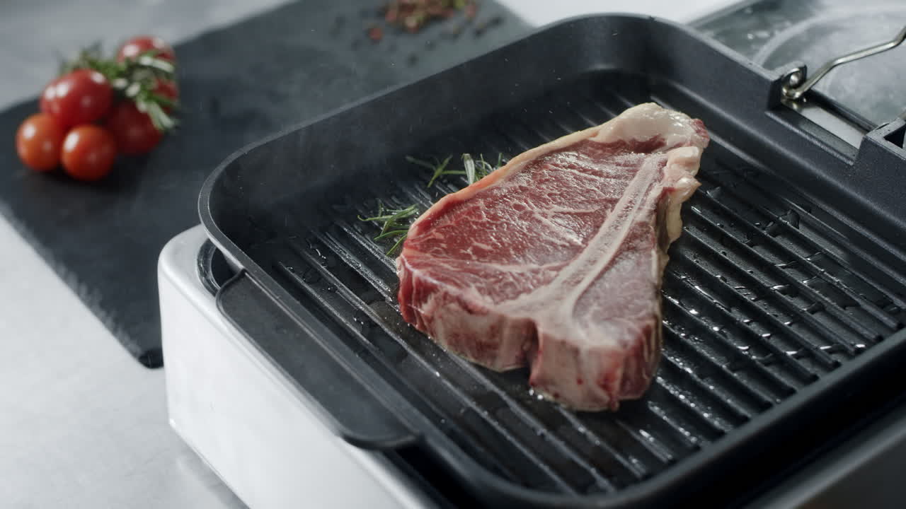 그릴 파에서 신선한 스테이크 요리