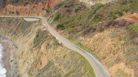 Leere-Küstenstraße,-Auswaschung-Des-Rattenbachs,-Big-Sur,-Uns,-Antenne-Zurückziehen