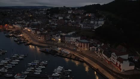 Aufbau-Eines-Nächtlichen-Drohnenschusses-über-Dem-Hafen-Und-Der-Stadt-Von-Scarborough