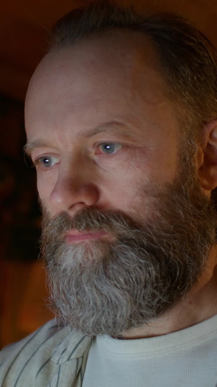 hombre trabajando en una computadora portátil en casa