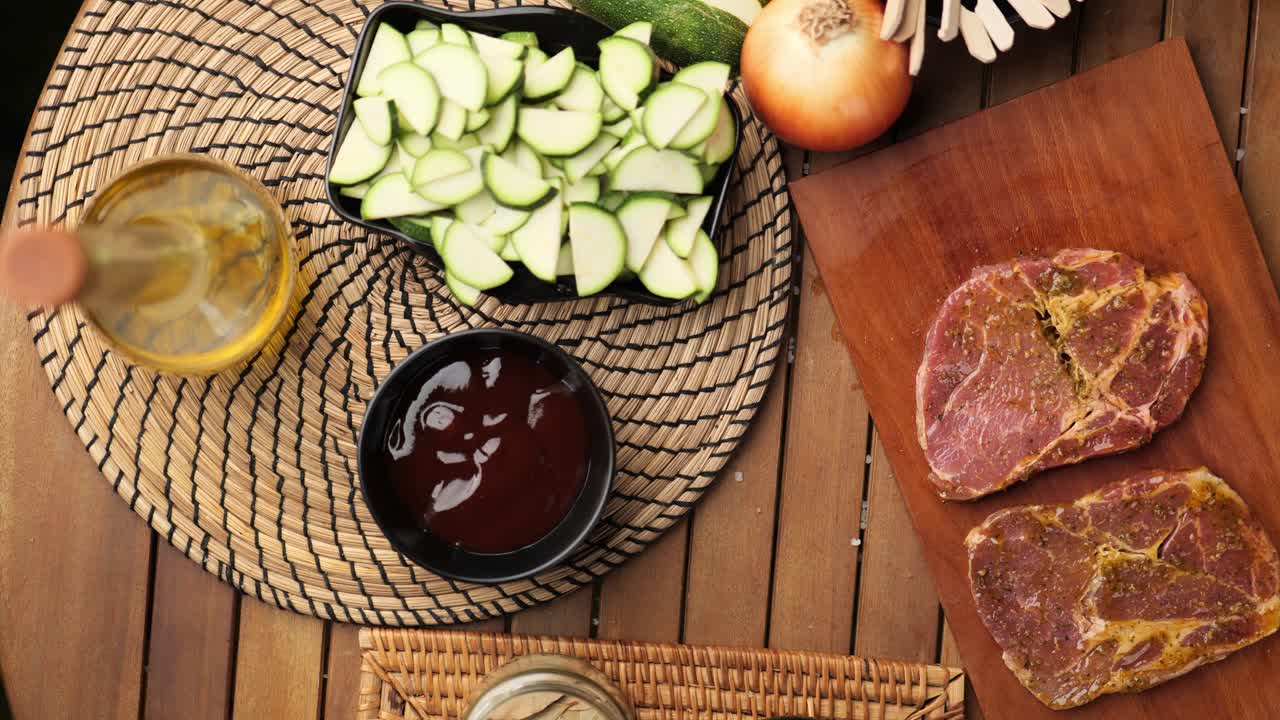 재료로 둘러싸인 나무판에 누워있는 스테이크의 상단 아래