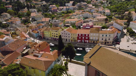 Volando-Sobre-Edificios-Típicos-En-La-Ciudad-De-Veli-Losinj-En-La-Isla-De-Lošinj,-Croacia