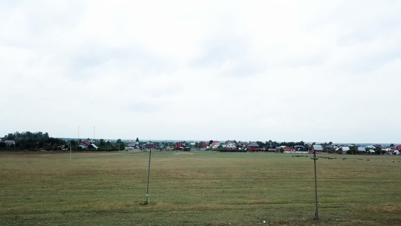 paisaje rural bajo un cielo nublado