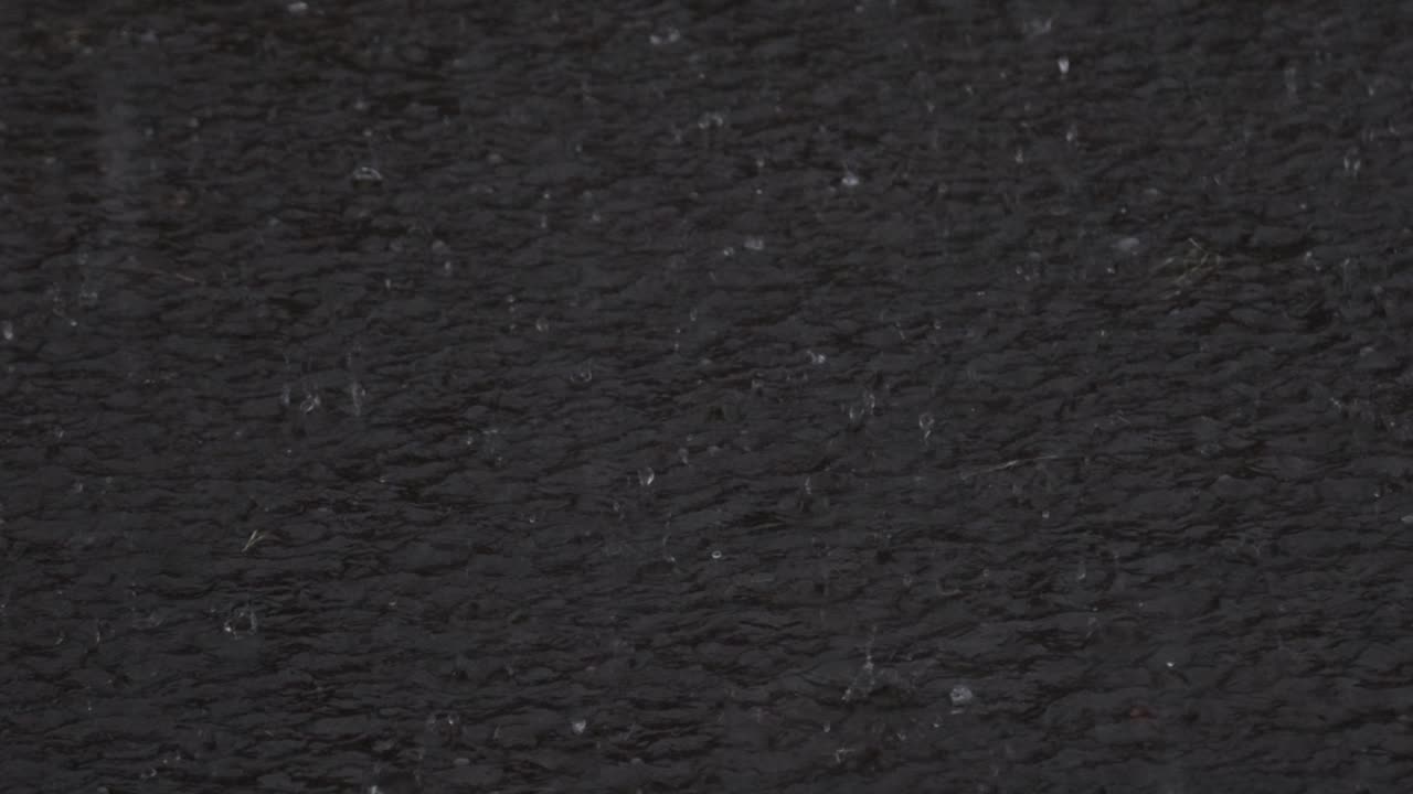 fuertes lluvias caen en la superficie del río en un patrón irregular