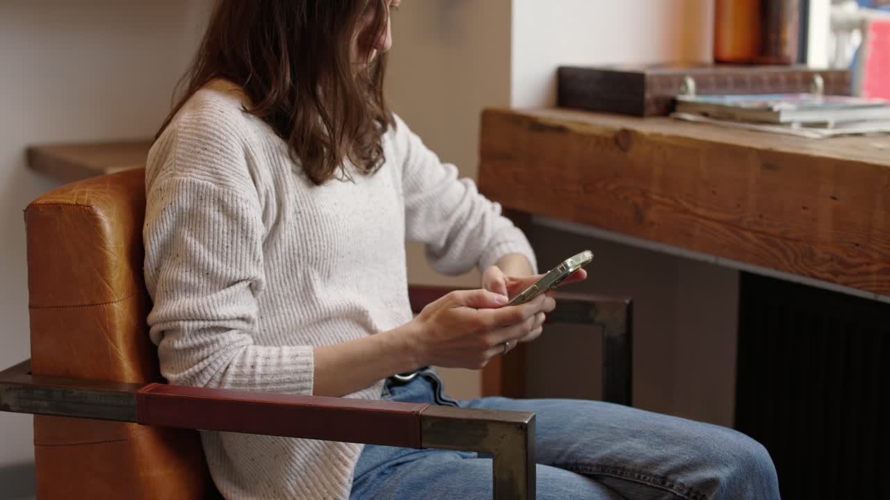 mujer usando el teléfono en un café