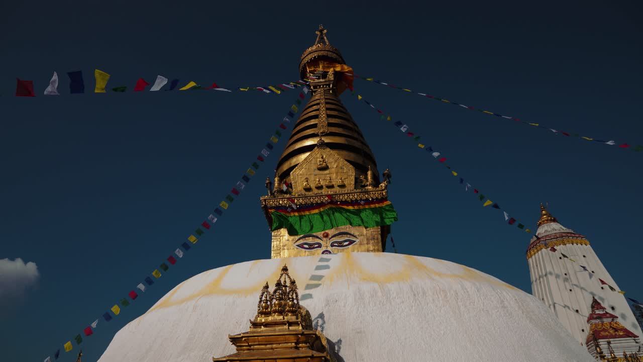 Swayambhu Stupa Monkey Temple, Kathmandu, Nepal. Valkoinen kupoli, kultaiset katot, Buddhan silmät ja värikkäät rukousliput