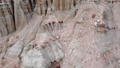 cámara que revela el cañón de roca roja en el parque estatal de california presenta pintorescos acantilados del desierto, cerros y espectaculares formaciones rocosas, inclinado hacia arriba