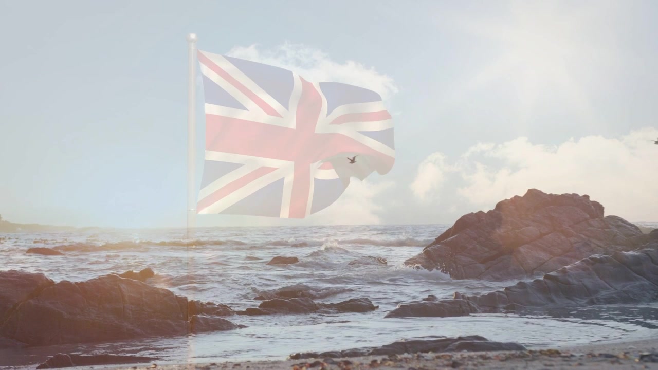 Sovrapposizione della Union Jack che appare e poi acquista opacità e sventola sul mare per segnare la presenza nazionale.