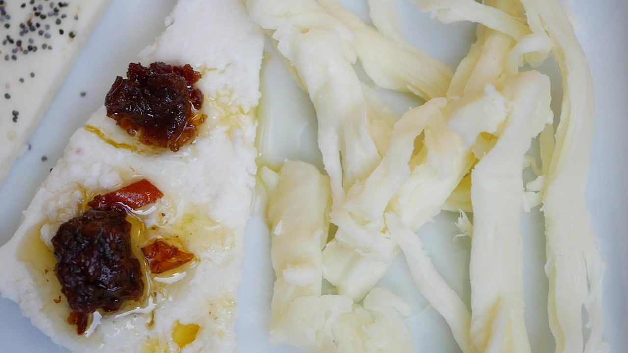 plato de queso con tomates secos y aceite de oliva