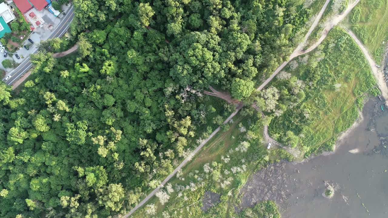 vista aérea del lago a lo largo del bosque a lo largo de la carretera en el campo por avión no tripulado. tema de paisaje y naturaleza. tema de viaje a asia. provincia de chonburi en tailandia ubicación