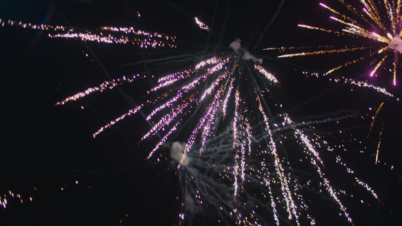 fuegos artificiales en el cielo nocturno en la casa de fiestas