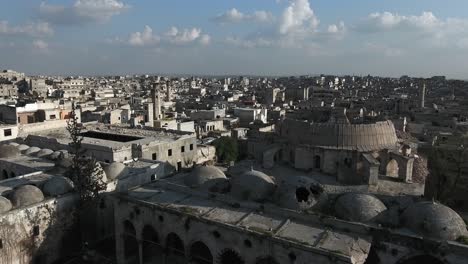 vista aérea sobre los tejados arruinados de una mezquita en alepo, siria. vista sobre los techos de alepo con un avión no tripulado bajo un hermoso clima.