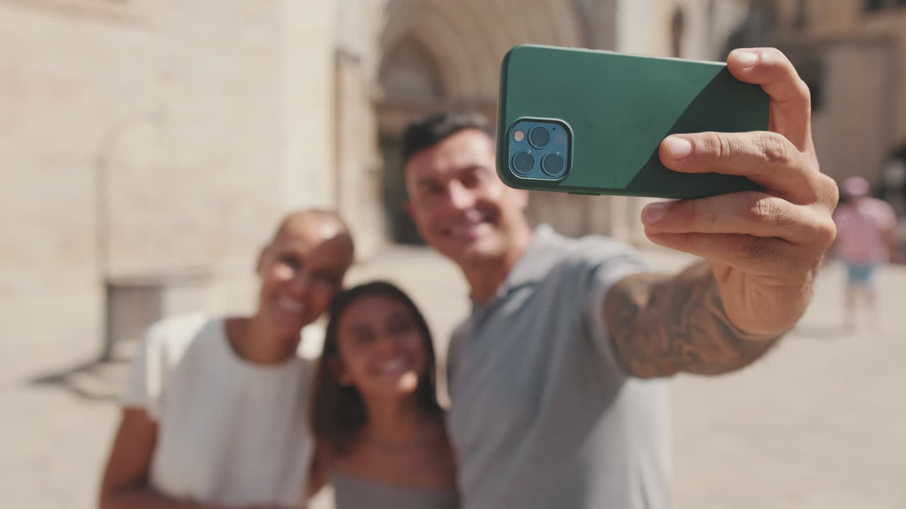 Amigos Felizes Tirando uma Selfie com um Smartphone ao Ar Livre