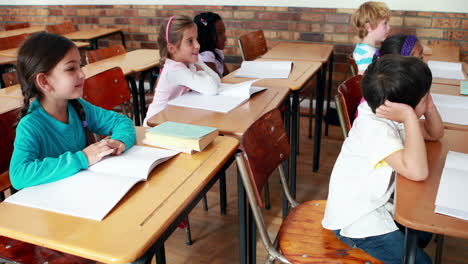 Niños-Pequeños-Escuchando-En-El-Aula