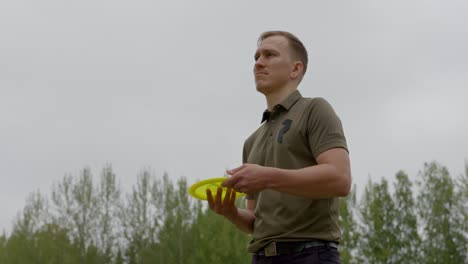 disc golfer spinning the disc in hands and finger tip