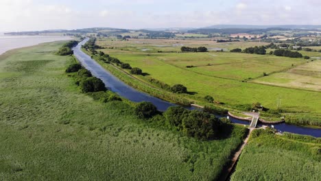 Vista-Aérea-Escénica-Sobre-El-Canal-De-Exeter-En-Topsham-Junto-A-Campos-Verdes