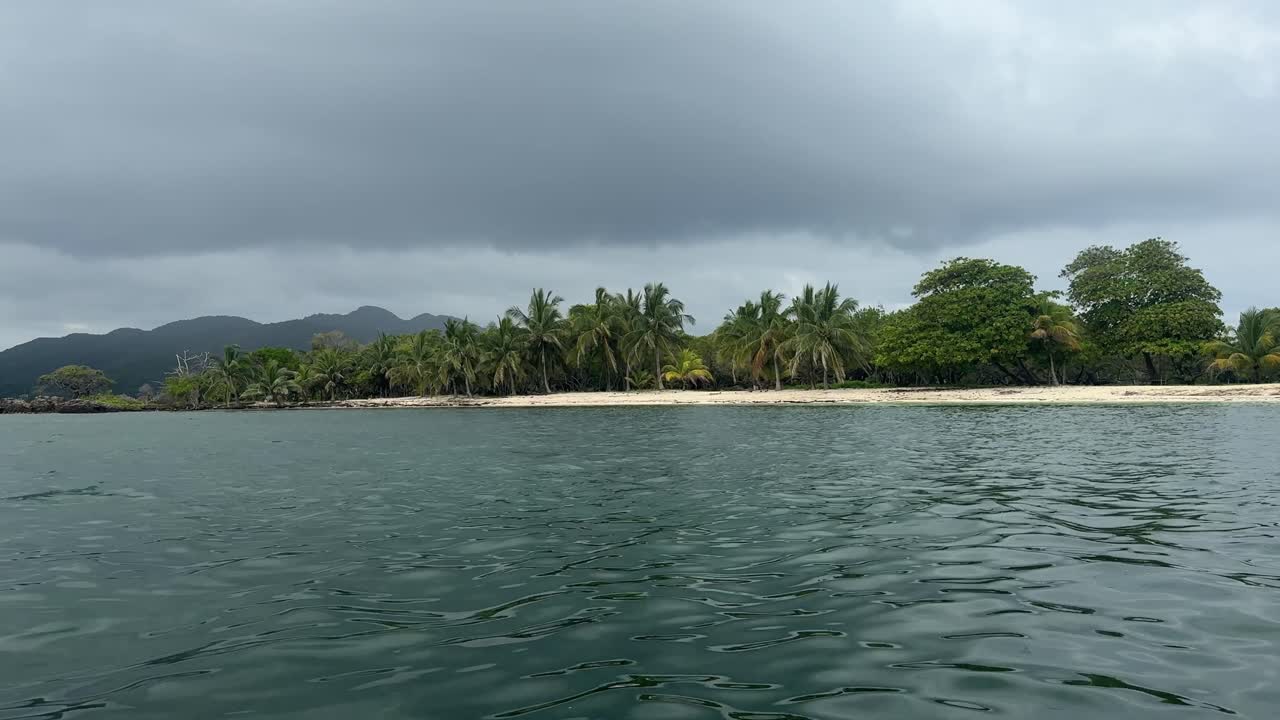 Veneily Fort Morgan Cayn ohi, Roatanissa, Hondurasissa vuonna 2026.